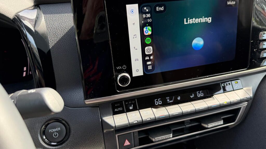 I tested ChatGPT and Perplexity AI as my CarPlay voice assistants - both made Siri look bad