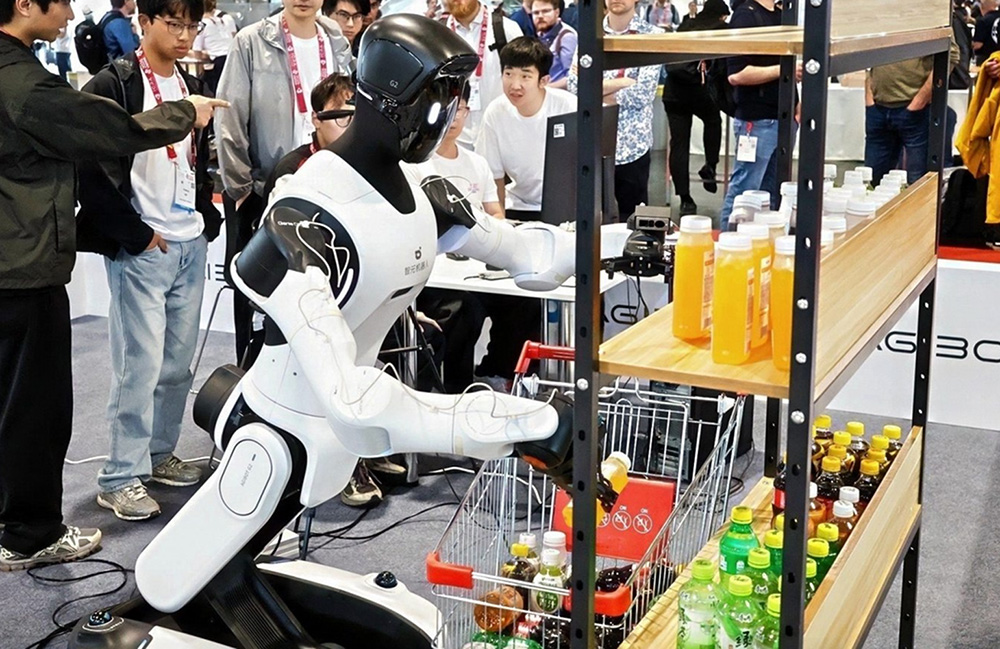 AGIBOT Launches World Challenge 2026: Testing AI Models on Real-World Tasks Participants in the challenge tested and debugged robots working on different tasks.