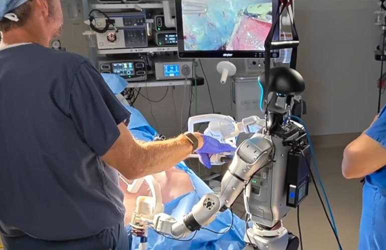 Surgical Revolution: How Humanoid Robots Are Redefining the Operating Room Beyond Expectations operating room with a humanoid robot and a surgeon.