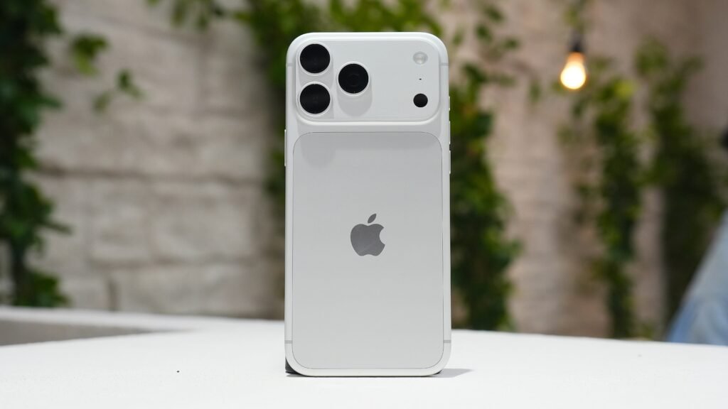 Apple to Replace Every iPhone 18 Pro Max Plagued by AT&T Call & Text Failures — For Free iPhone 18 Pro Max in silver